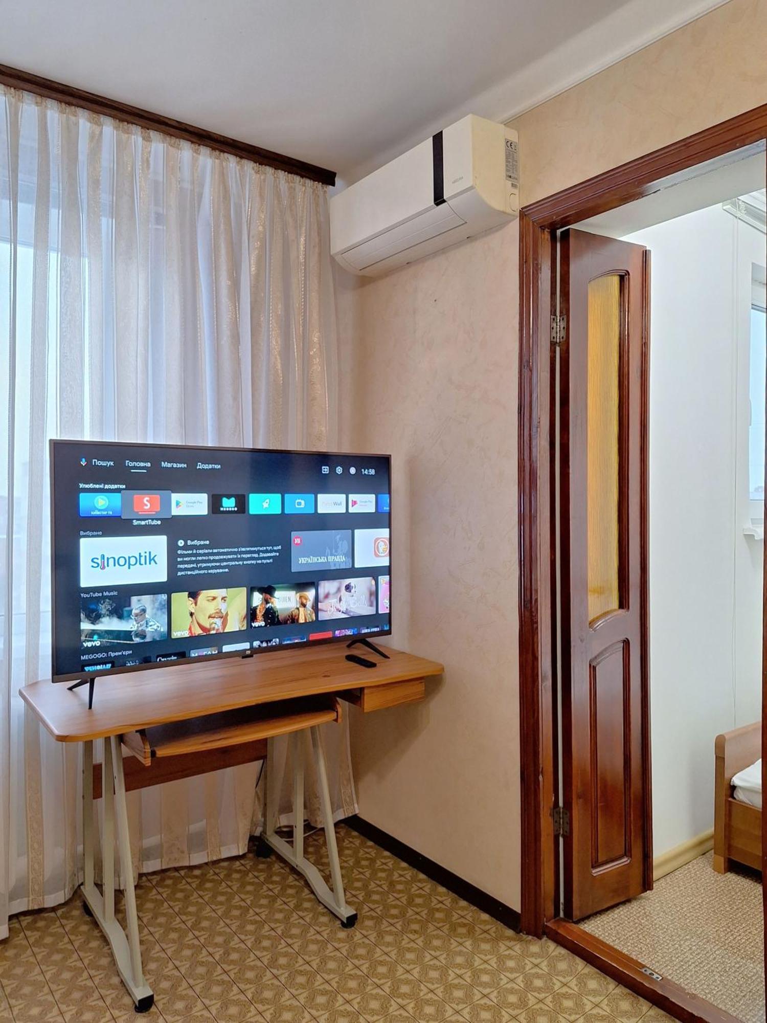 Alex Apartments: Balcony With Business-friendly 24/7 Self Check-in Apartment *