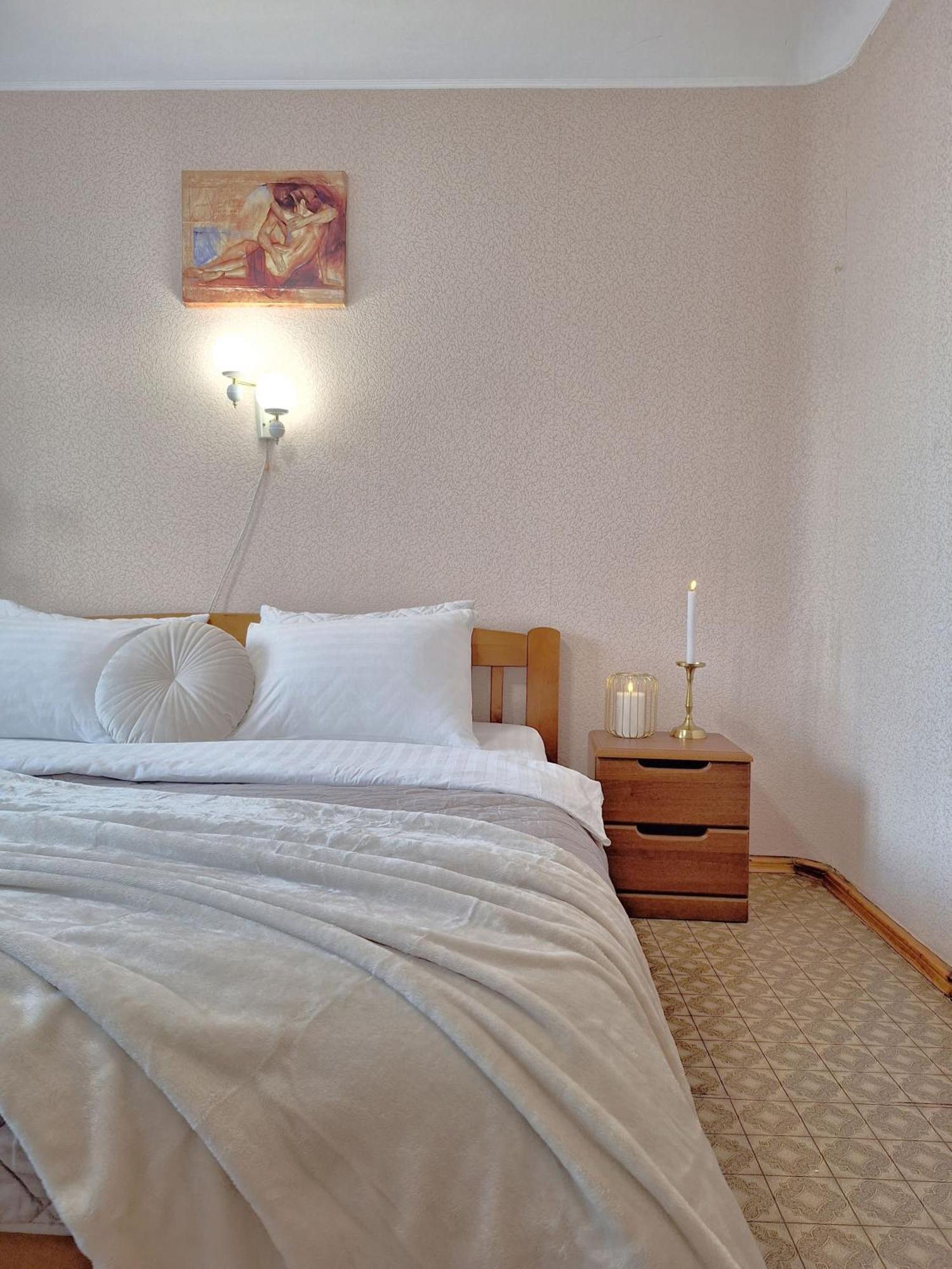 Alex Apartments: Balcony With Business-friendly 24/7 Self Check-in Apartment *