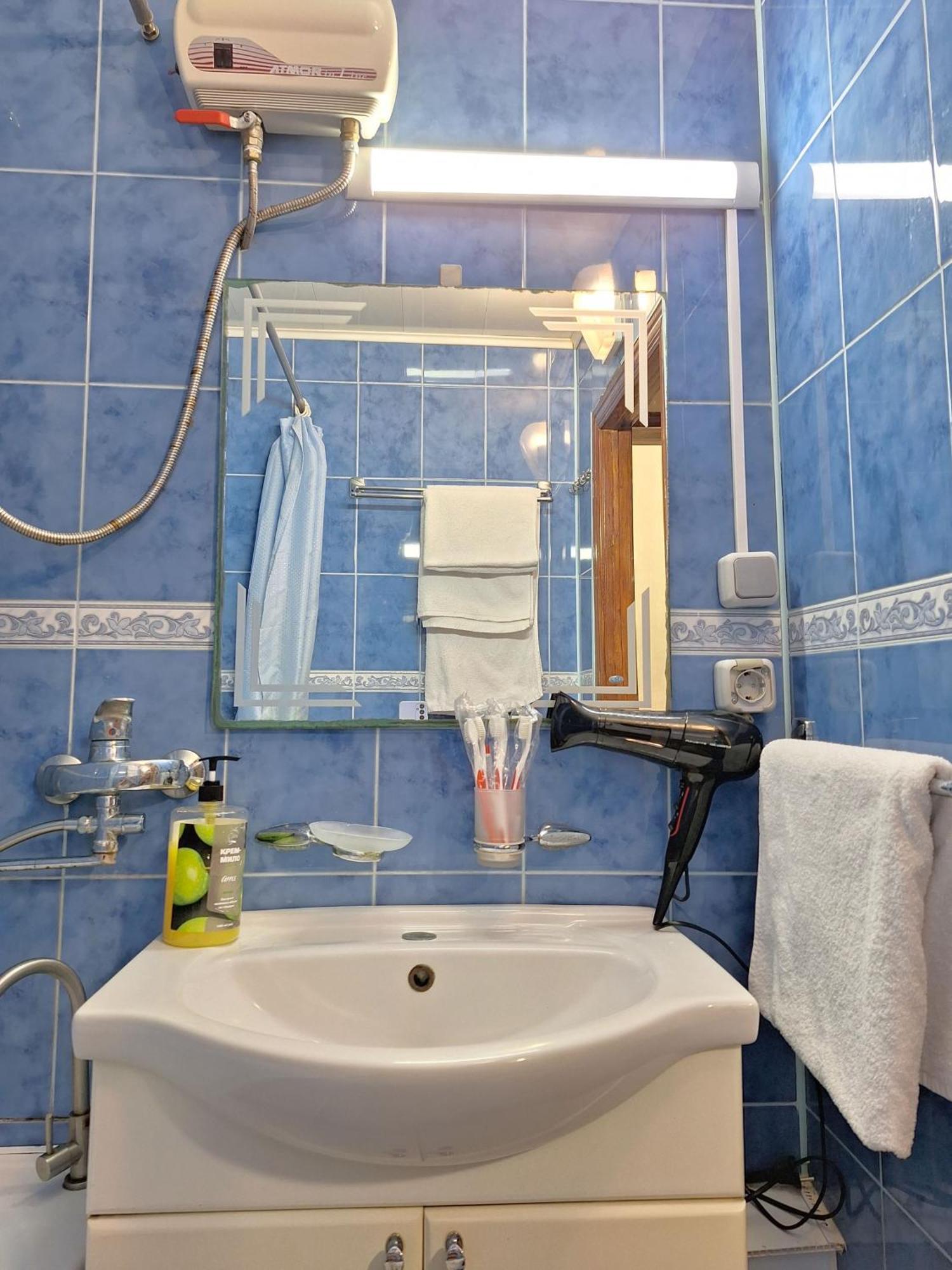 Alex Apartments: Balcony With Business-friendly 24/7 Self Check-in Apartment