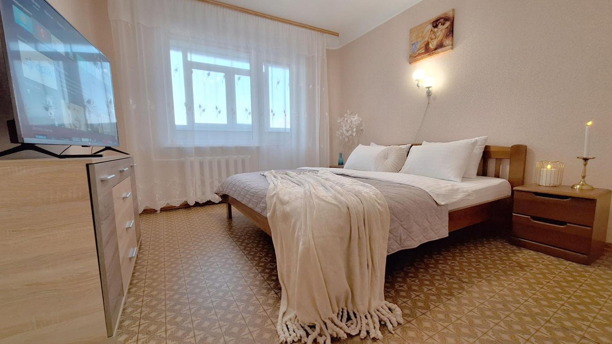 Alex Apartments: Balcony With Business-friendly 24/7 Self Check-in Apartment