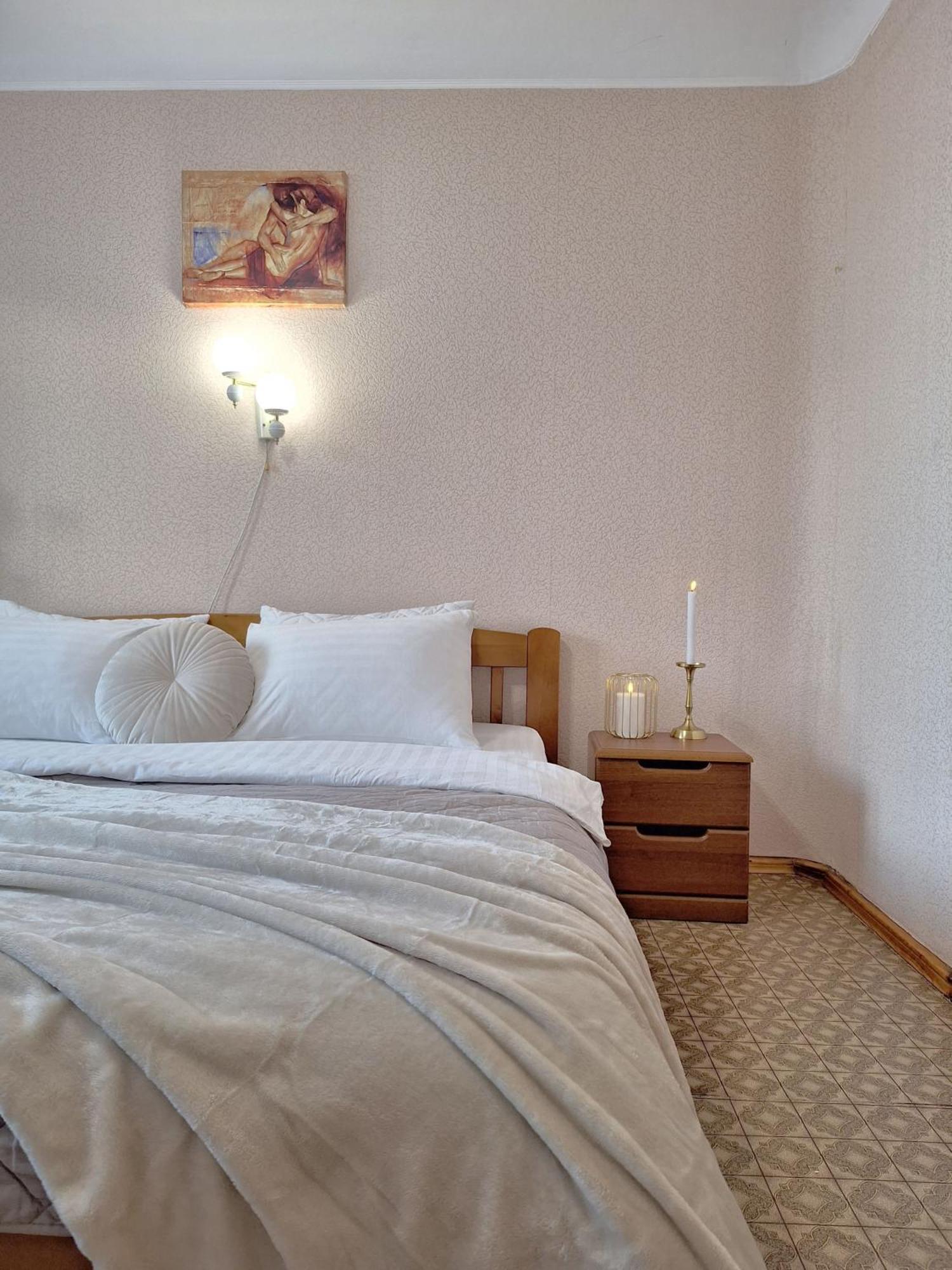 Alex Apartments: Balcony With Business-friendly 24/7 Self Check-in Apartment *