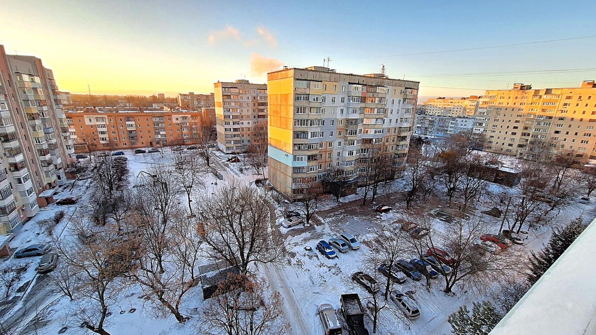 Alex Apartments: Balcony With Business-friendly 24/7 Self Check-in Apartment