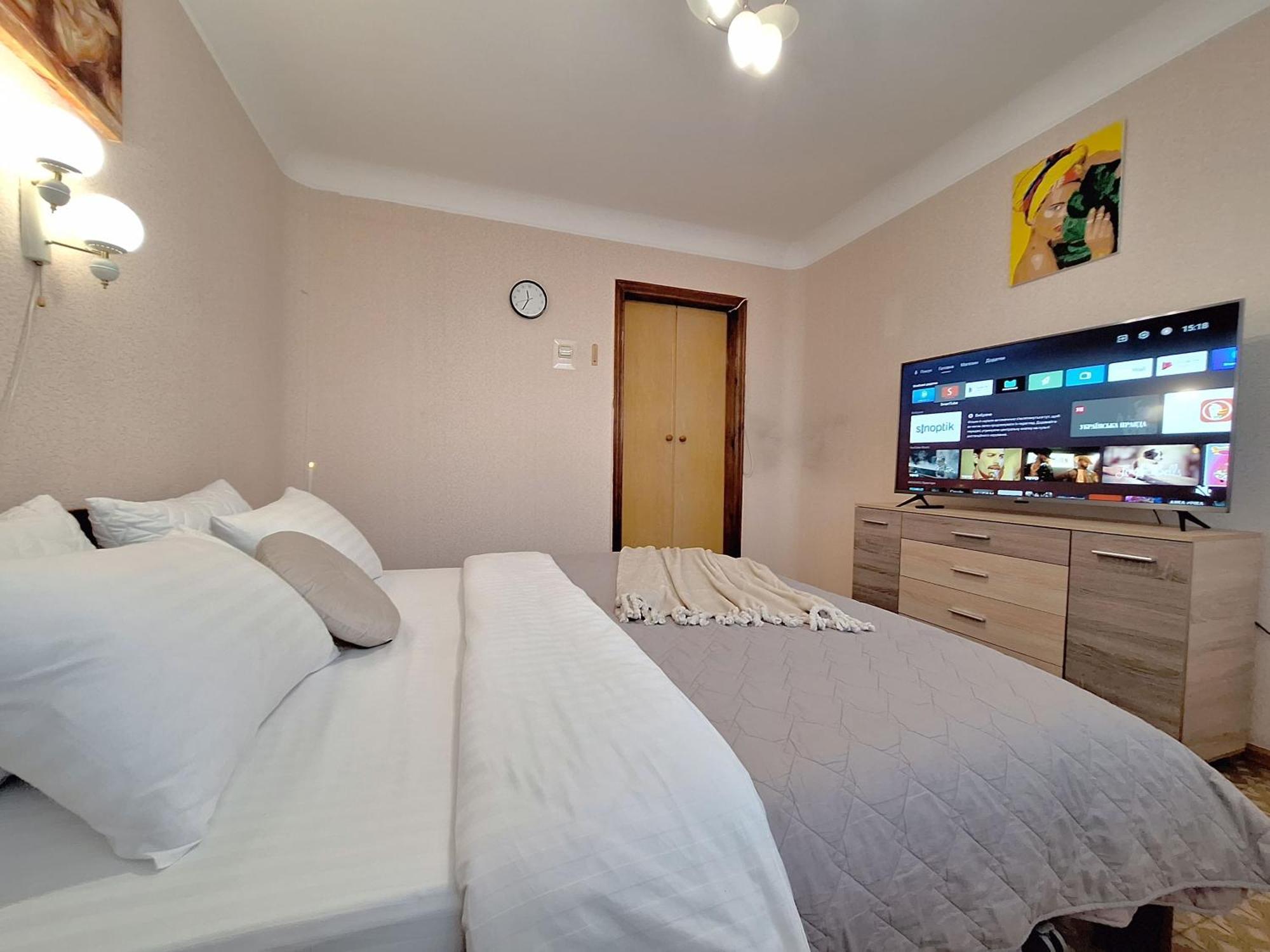 Alex Apartments: Balcony With Business-friendly 24/7 Self Check-in *