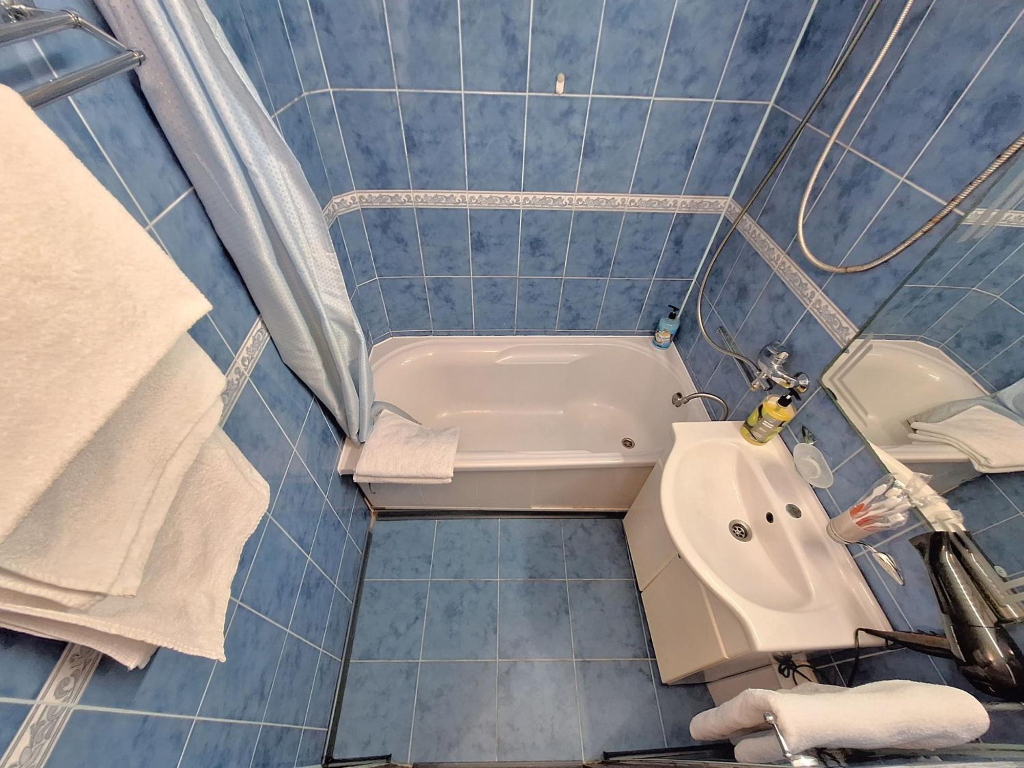Alex Apartments: Balcony With Business-friendly 24/7 Self Check-in