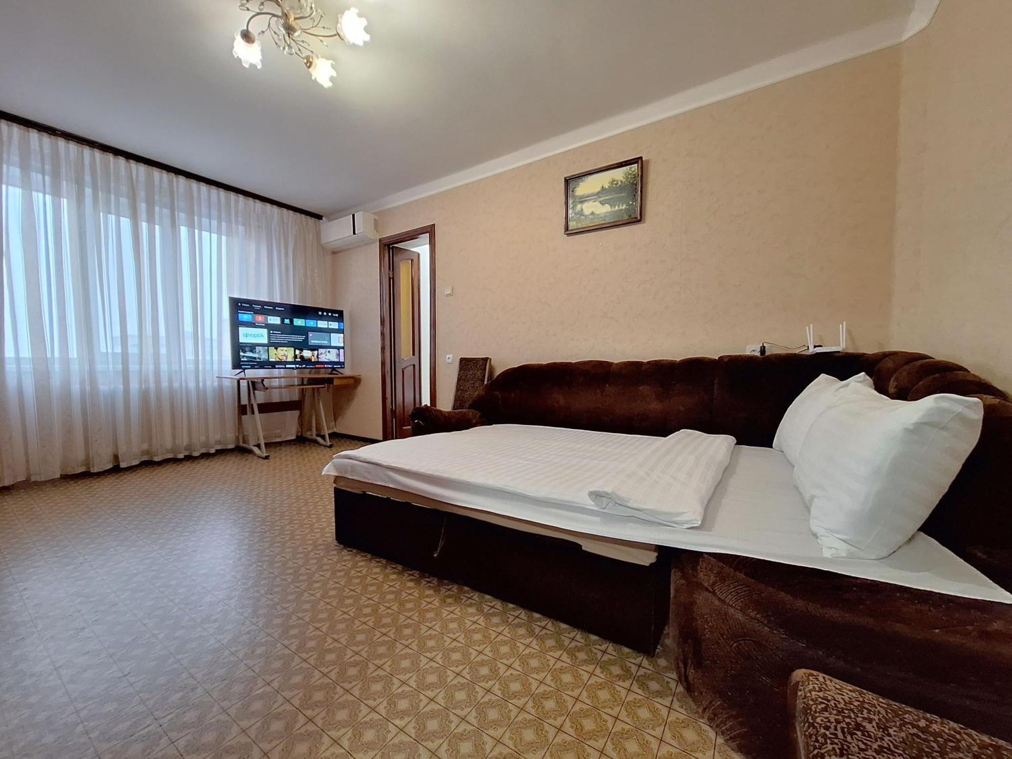 Alex Apartments: Balcony With Business-friendly 24/7 Self Check-in Apartment